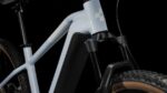 VTT électrique Cube Reaction Hybrid 625 Pro sur sentier forestier