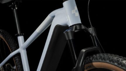VTT électrique Cube Reaction Hybrid 625 Pro sur sentier forestier