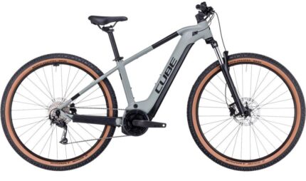 VTTAE Cube Reaction Hybrid Performance 500 sur sentier forestier