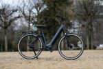 Vélo électrique O2feel iSwan City Boost 8.1 gris titane avec moteur Shimano