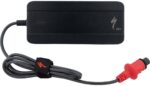 Chargeur Specialized 48V connecté à une batterie e-bike