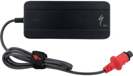 Chargeur Specialized 48V connecté à une batterie e-bike