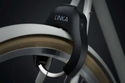 Vue rapprochée du Linka Smart Lock installé sur une roue de vélo