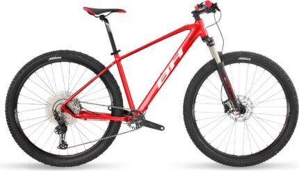 Vélo BH Spike 1.0 rouge avec fourche suspendue et pneus XC