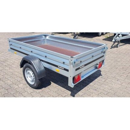 Vue latérale d'une remorque Brenderup 1205S Black Edition avec jantes aluminium