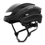 Lumos Ultra équipé de clignotants intelligents pour cyclistes