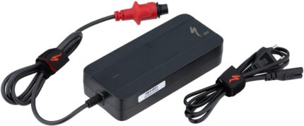 Vue rapprochée du chargeur Specialized SL pour batterie vélo électrique