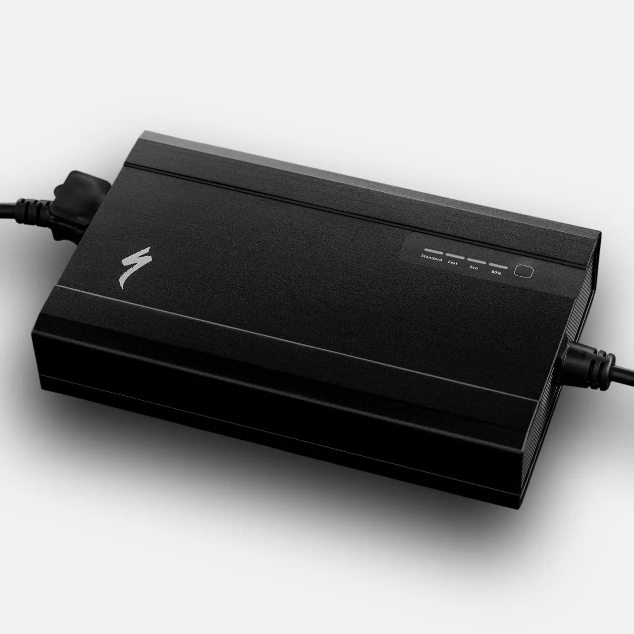Chargeur Specialized Turbo 3.1 avec modes intelligents de recharge Vue rapprochée du chargeur Specialized Smart Charger 3.1 pour VAE