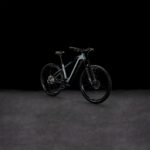 VTT électrique Cube Reaction Hybrid 625 Pro sur sentier forestier