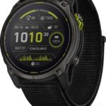 Montre Garmin Enduro 3 utilisée pendant une randonnée montagne