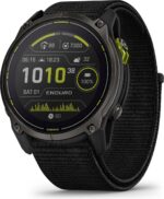 Montre Garmin Enduro 3 utilisée pendant une randonnée montagne