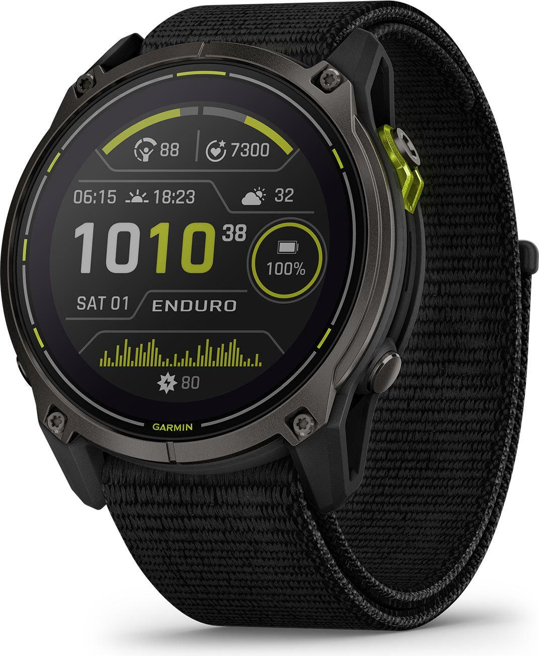 Garmin Enduro 3 montre GPS premium avec verre Power Sapphire Montre Garmin Enduro 3 utilisée pendant une randonnée montagne