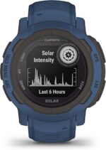 Garmin Instinct Solar portée au poignet pendant une randonnée
