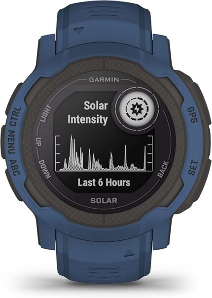 Garmin Instinct Solar portée au poignet pendant une randonnée