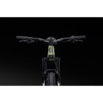 Lapierre Overvolt AM 5.8 tout-suspendu utilisé sur sentier technique