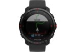 Polar Grit X Pro portée au poignet pendant une randonnée