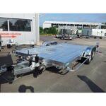 Vue latérale d'une remorque porte-engin Brenderup pour mini-pelle