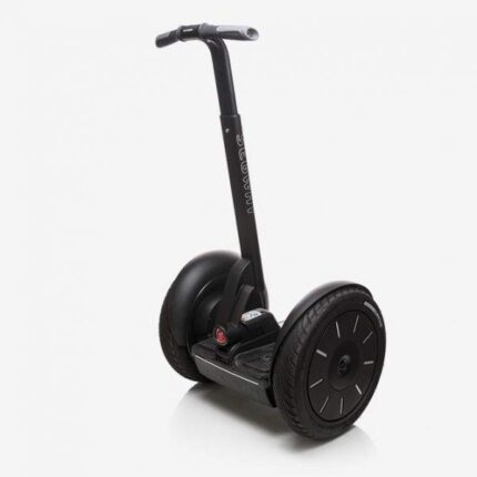 Segway Ninebot S utilisé sur une route urbaine