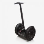 Vue rapprochée du Segway Ninebot S2 avec barre de contrôle