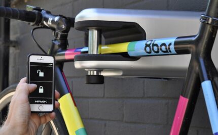 Vue rapprochée du Hiplok Airlok haute sécurité pour vélo