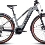 Cube Reaction Hybrid 625 Allroad gris métal utilisé sur sentier forestier