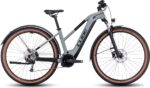 Cube Reaction Hybrid 625 Allroad gris métal utilisé sur sentier forestier