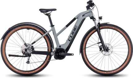 Cube Reaction Hybrid 625 Allroad gris métal utilisé sur sentier forestier