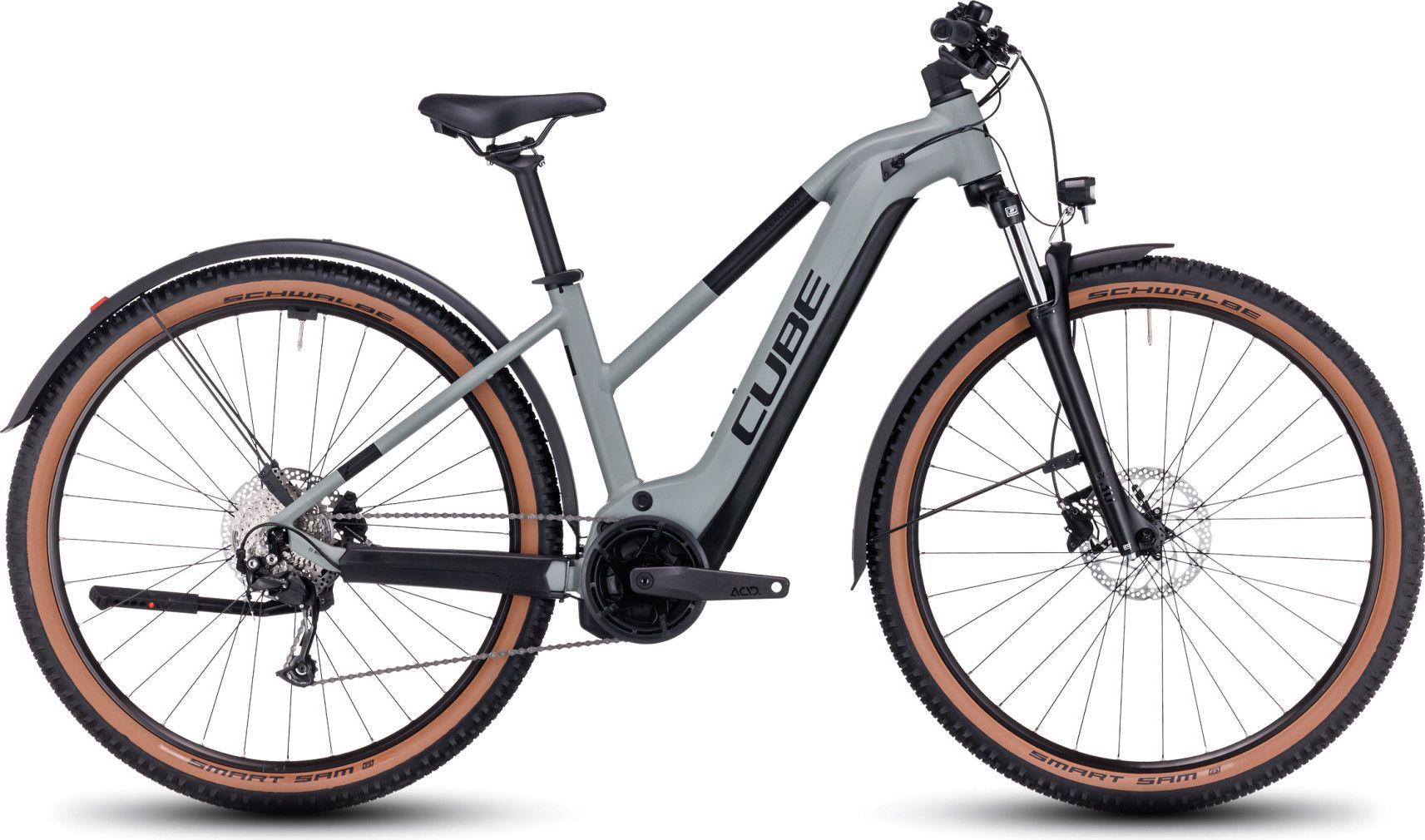 VTT Électrique Cube Reaction Hybrid 625 Allroad avec Moteur Bosch Cube Reaction Hybrid 625 Allroad gris métal utilisé sur sentier forestier